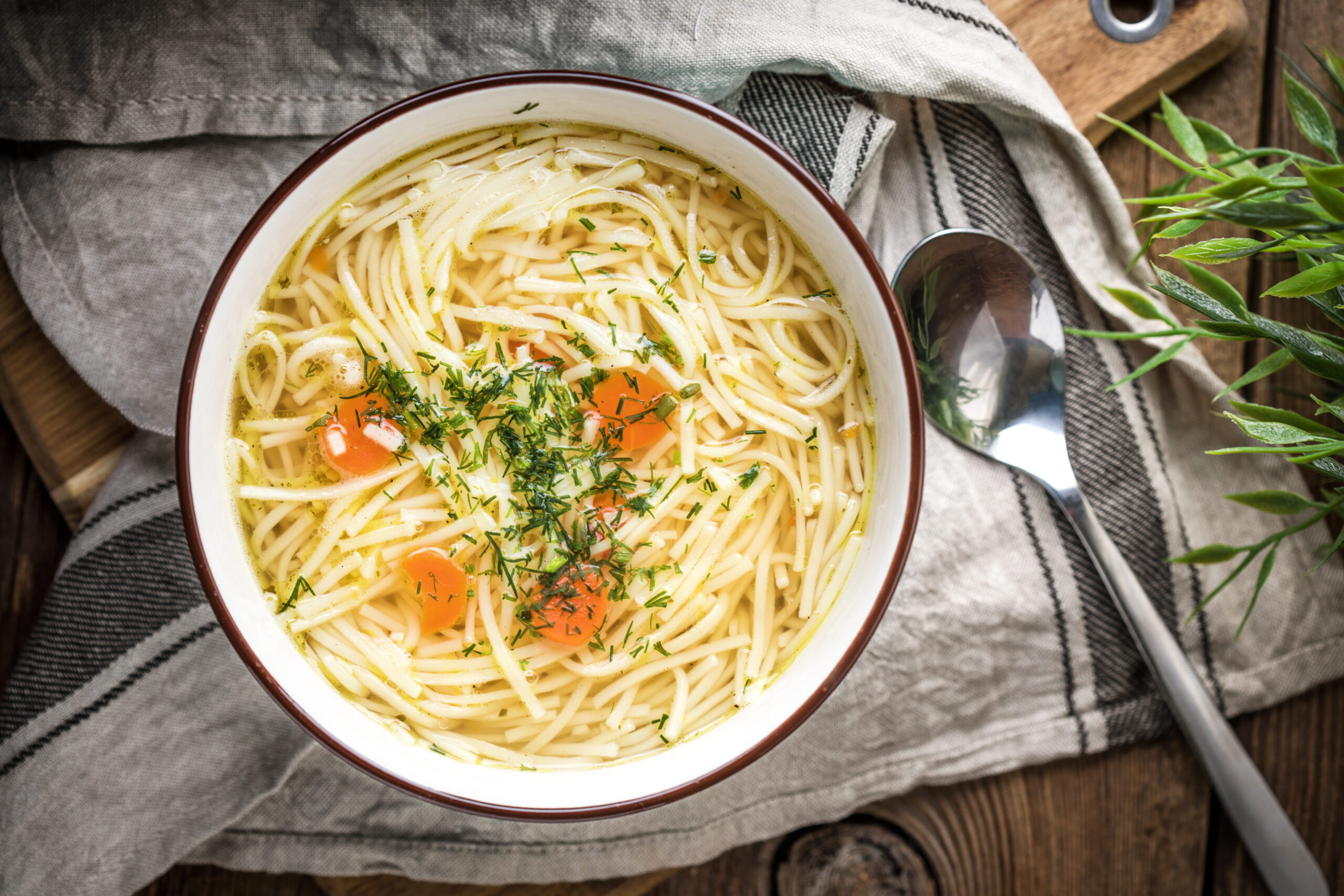 Broth – chicken soup in a blue bowl. 1:1 TCM Ernährungsberatung
